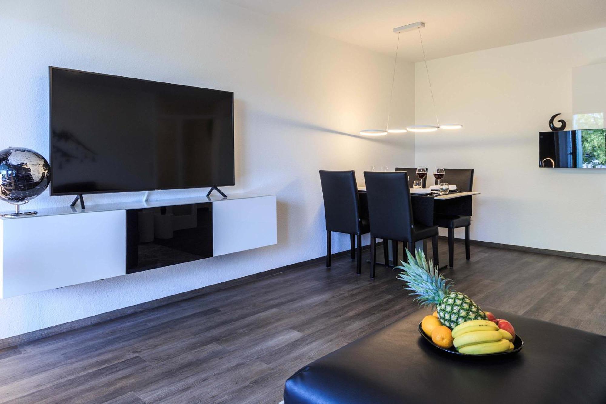 Relax Apartment Black & White Friedrichshafen Exterior photo